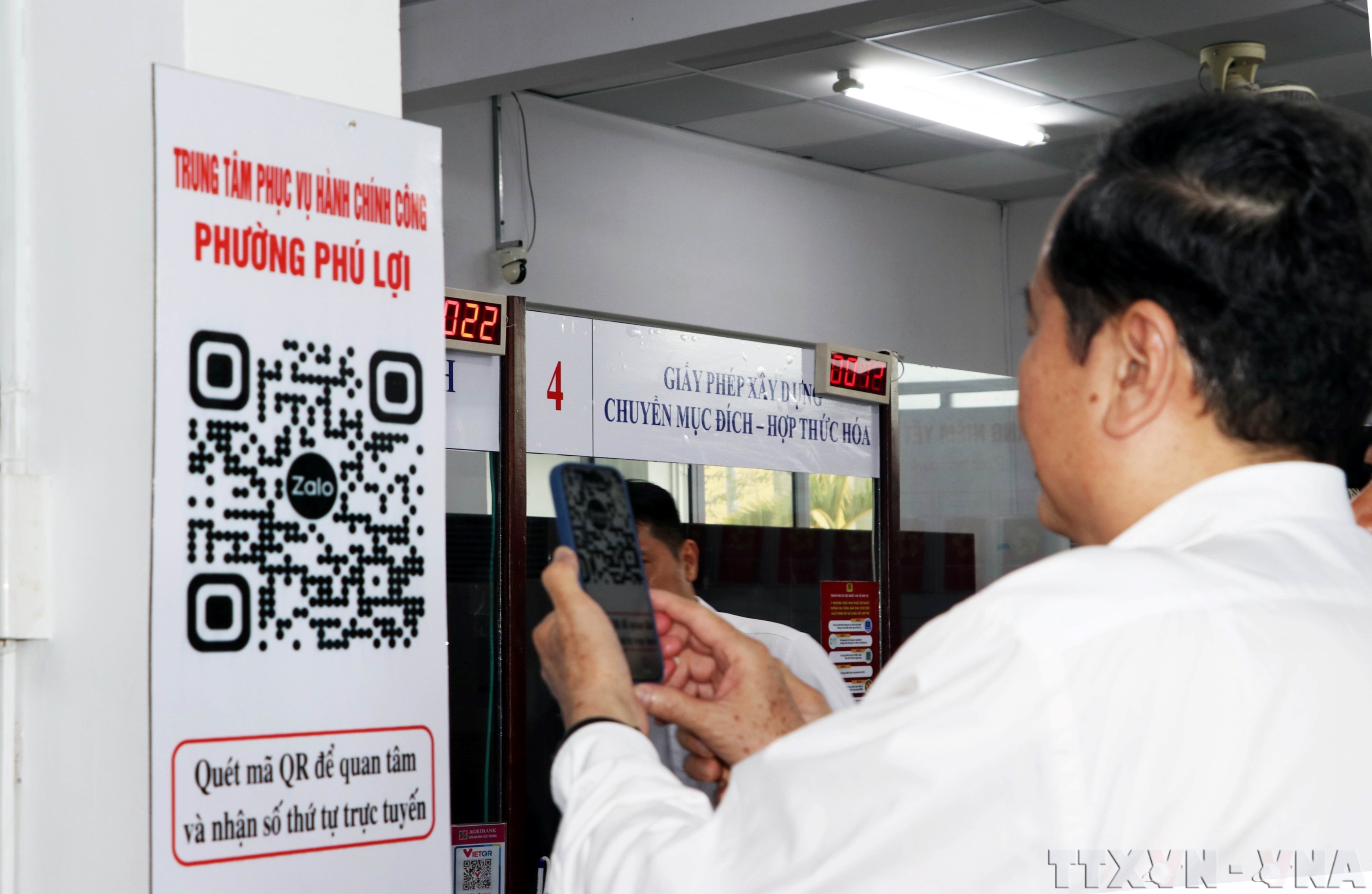 Quét mã QR giúp người dân thành phố Cần Thơ nhanh chóng trong giải quyết các thủ tục hành chính. (Ảnh: Trung Hiếu/TTXVN)